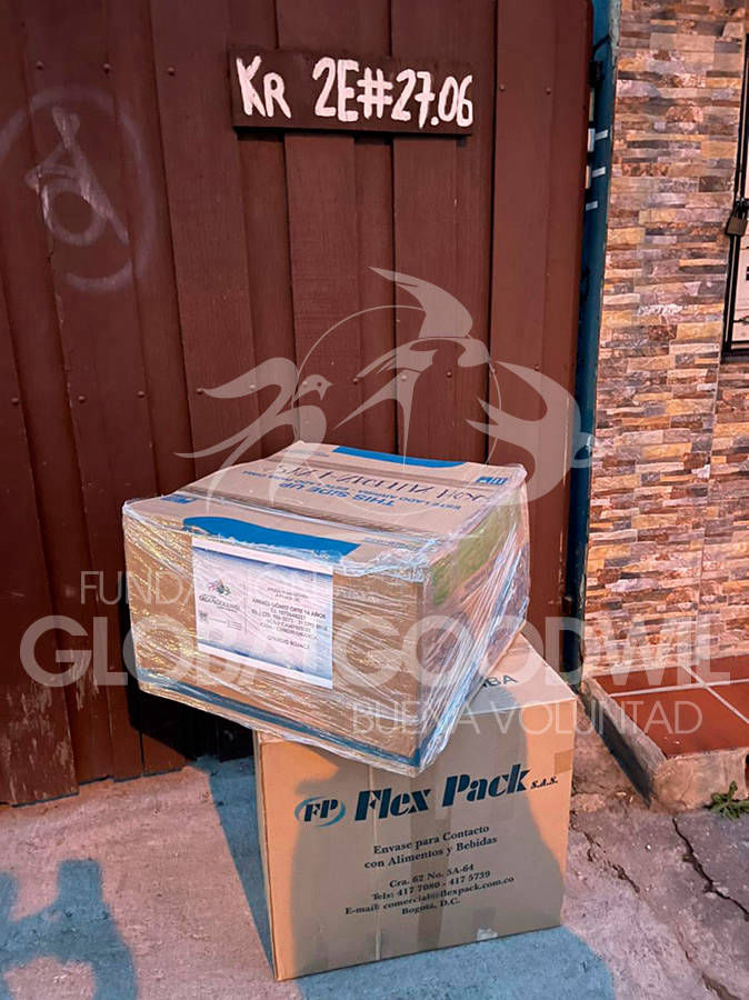 Entrega de donaciones a familia beneficiaria