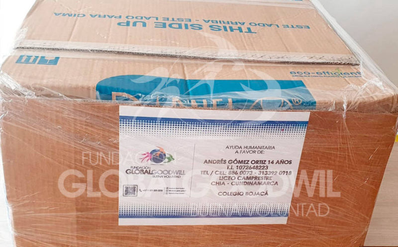 Entrega de donaciones a familia beneficiaria