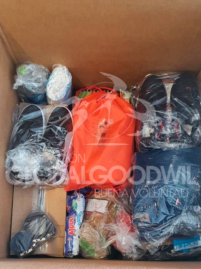 Entrega de donaciones a familia beneficiaria