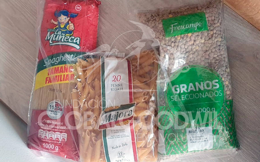 Entrega de donaciones a familia beneficiaria