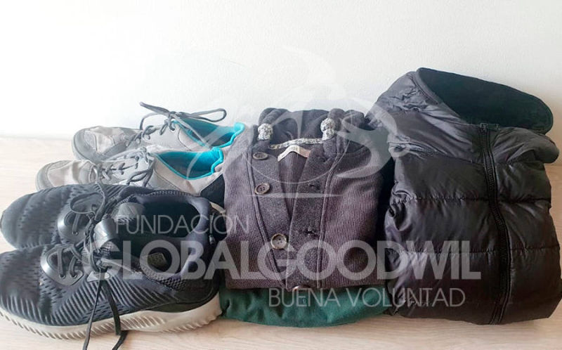 Entrega de donaciones a familia beneficiaria