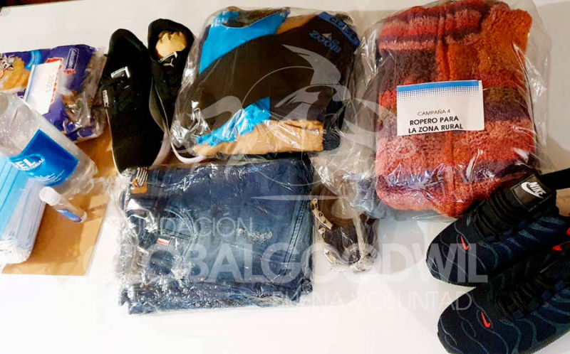 Entrega de donaciones a familia beneficiaria